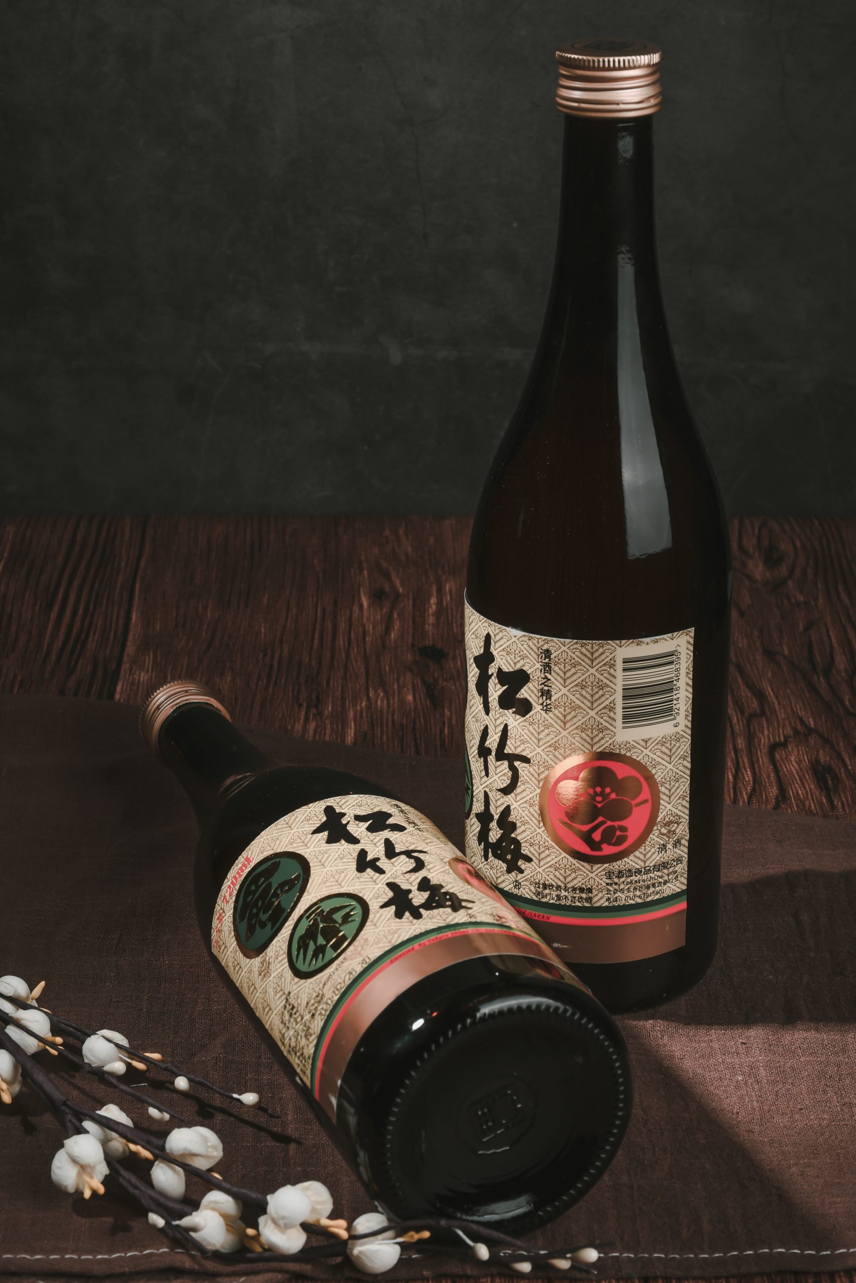 Due bottiglie di una bevanda giapponese