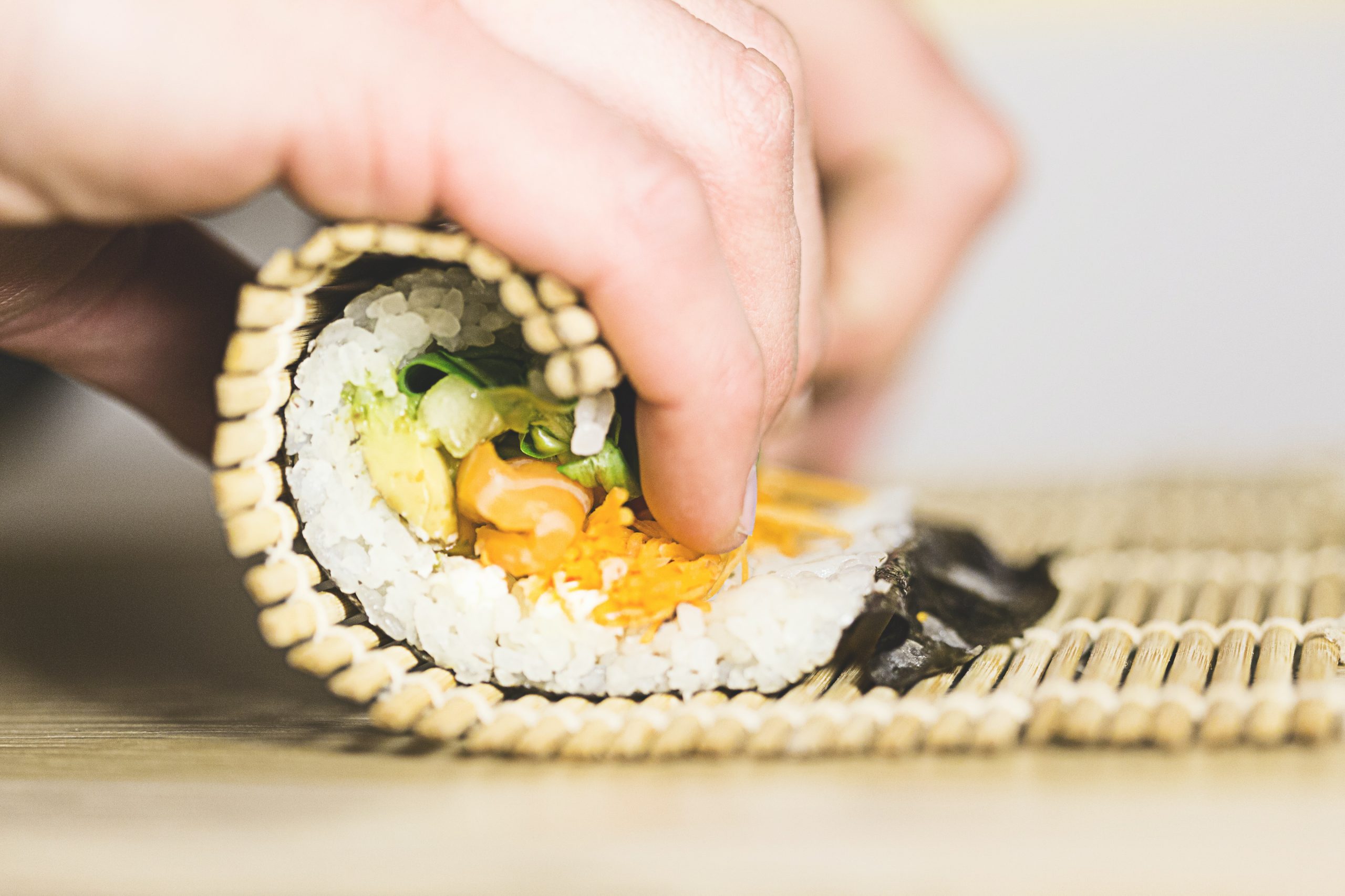 Uno chef che prepara il sushi in Giappone